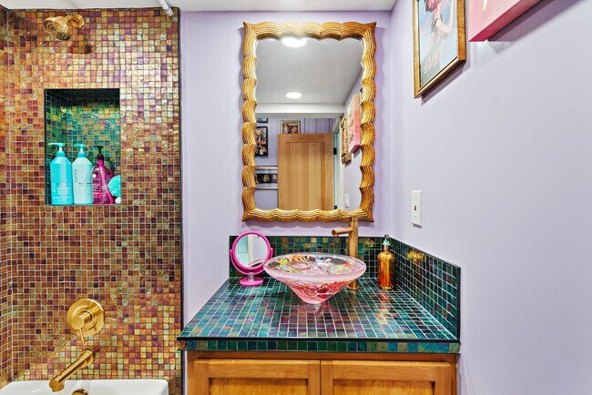 Building Photo - Ever dreamed of living under the sea?!