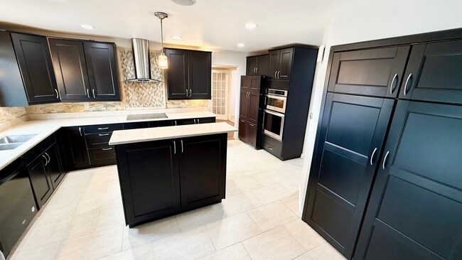 Building Photo - GOURMET KITCHEN-D20-6 BEDROOMS