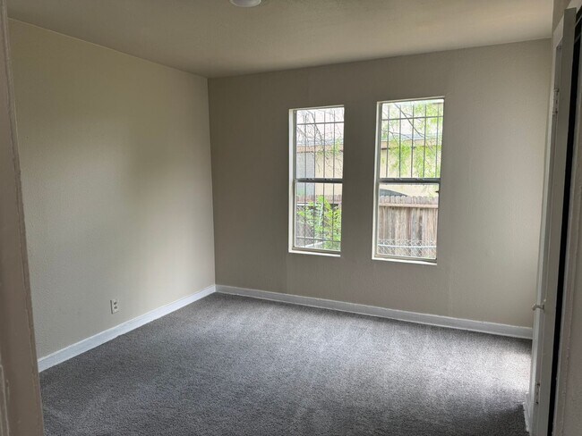 Building Photo - Move In Ready! Charming Corner Lot Home wi...