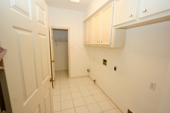 Building Photo - 6706 Prairie Dunes Dr
