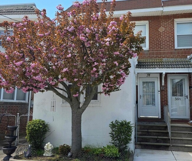 Building Photo - 34 N Montgomery Ave