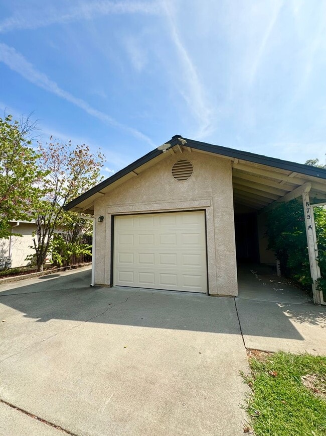 Building Photo - Fantastic Duplex in Desirable Location