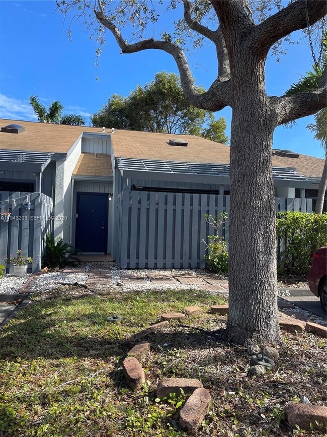 Building Photo - 1625 N 15th Terrace