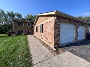 Building Photo - Spacious Two-Bedroom Duplex in Kentwood!
