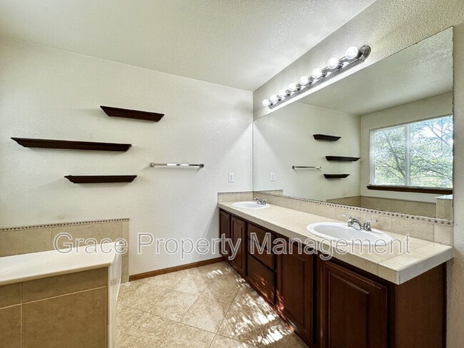 Building Photo - 2523 E 150th Pl