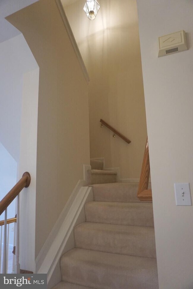 Building Photo - Beautiful Townhouse in Washingtonian Center