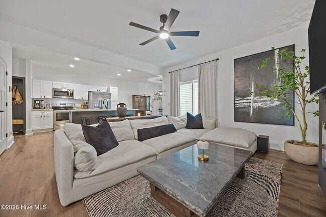 Building Photo - 521 N Hale St