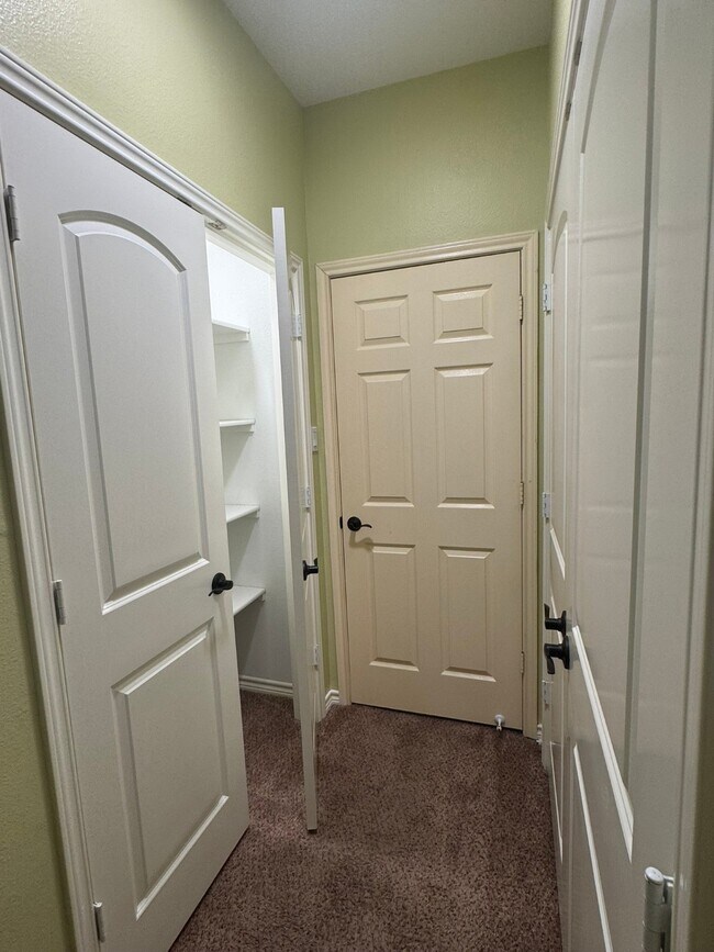 Building Photo - 34534 Lake Side Dr