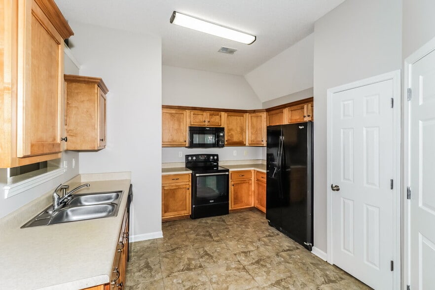 Building Photo - 7972 Ridgedale Dr