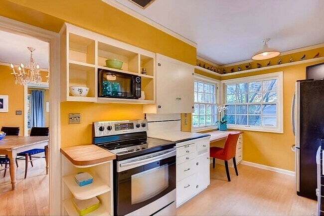 Building Photo - Beautiful Dream Home in the Southwest Hills! Call now to live amongst the trees!