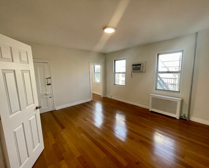 Large bedroom - 397 Manhattan Ave