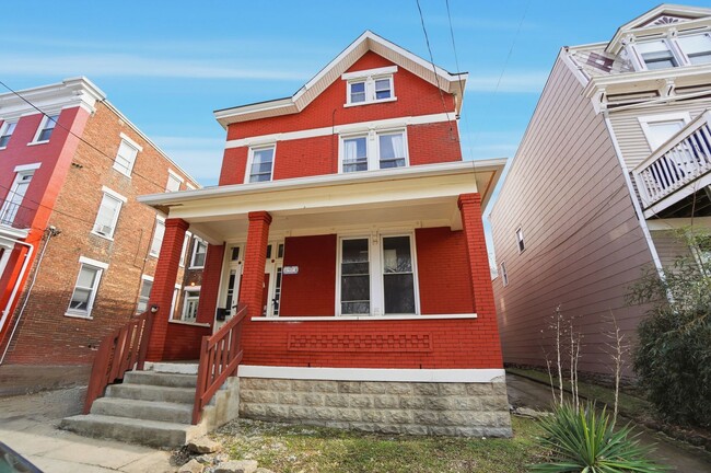 Building Photo - 7 bed/2 bath on Rohs St., Mins. from UC for Only $600/pp ($4,200/mo)!