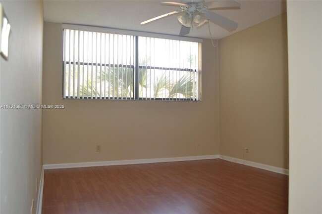 Building Photo - 491 Racquet Club Rd