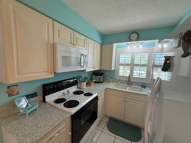 Building Photo - 701 Barcelona Ave