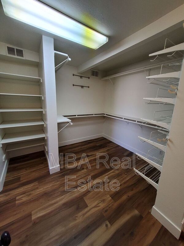 Building Photo - 1444 W Huntington Dr