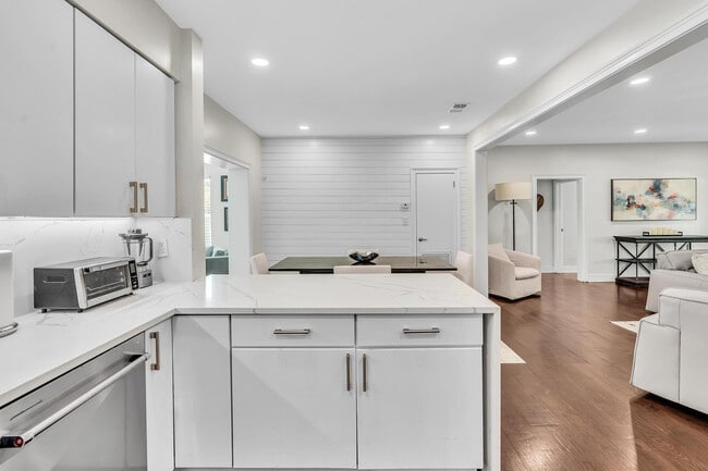 Building Photo - 746 NE 16th Terrace