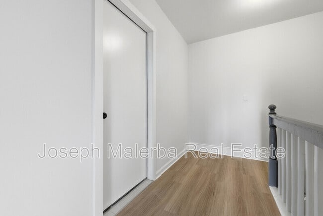 Building Photo - 848 Bank St