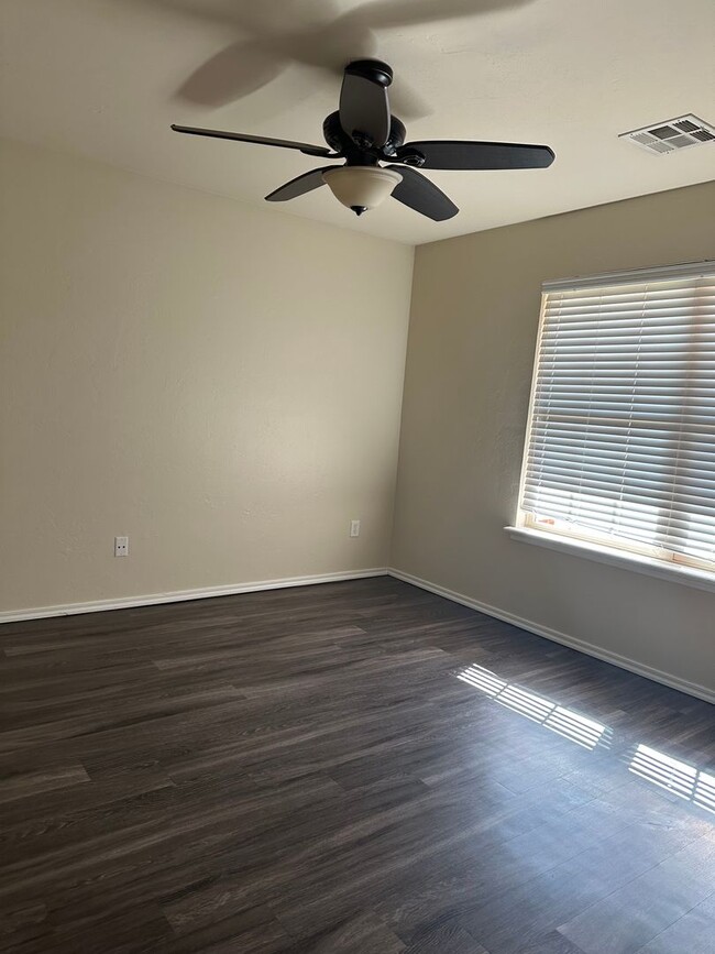 Building Photo - 4 Bd / 2 Ba in Valencia - Deer Creek Schools