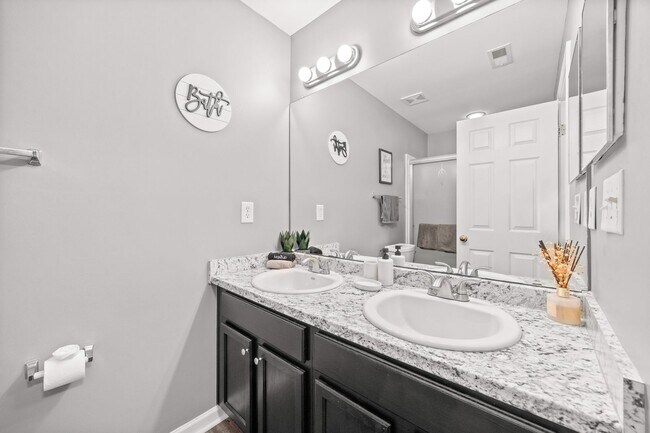 Building Photo - This immaculate 3-bed, 2.5 bath townhome in the Olde Stone Crossing community with the primary be...