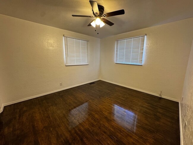 Building Photo - 3 Bedroom 2 Bath Home