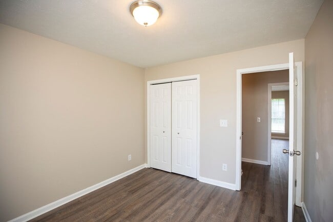 Building Photo - ** 3 bed 2 bath located off Wares Ferry Rd ** call (334) 366-9198 for a showing self tour