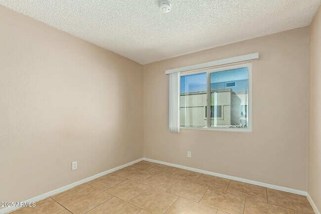 Building Photo - 5948 N 48th Ave
