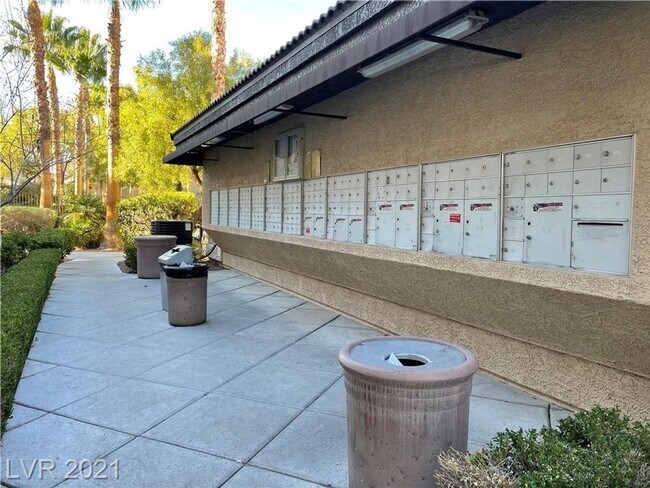 Building Photo - Gated 2 bedroom Southwest Condo