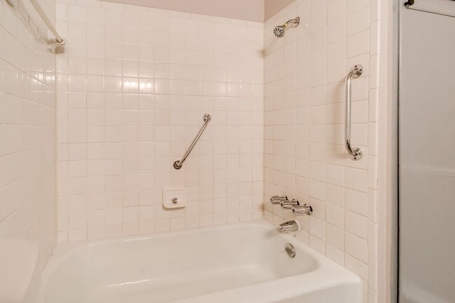 Building Photo - Newly Renovated 2bed 2 bath !Townhome