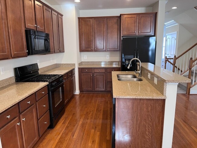 Building Photo - Large Townhouse In Haymarket