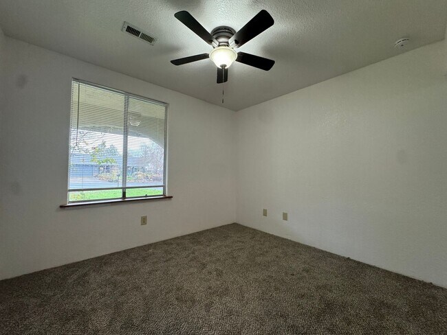 Building Photo - 3-bedroom, 2-bath in Sutherlin