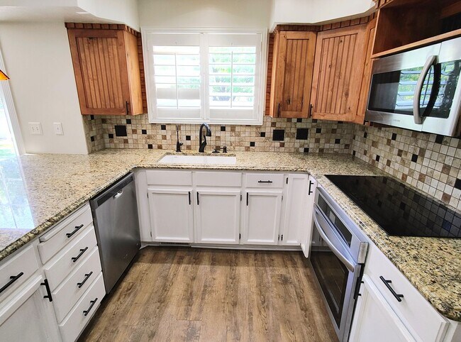Building Photo - Beautiful 5 Bd 3.5 Ba Home w/Mother-In-Law...