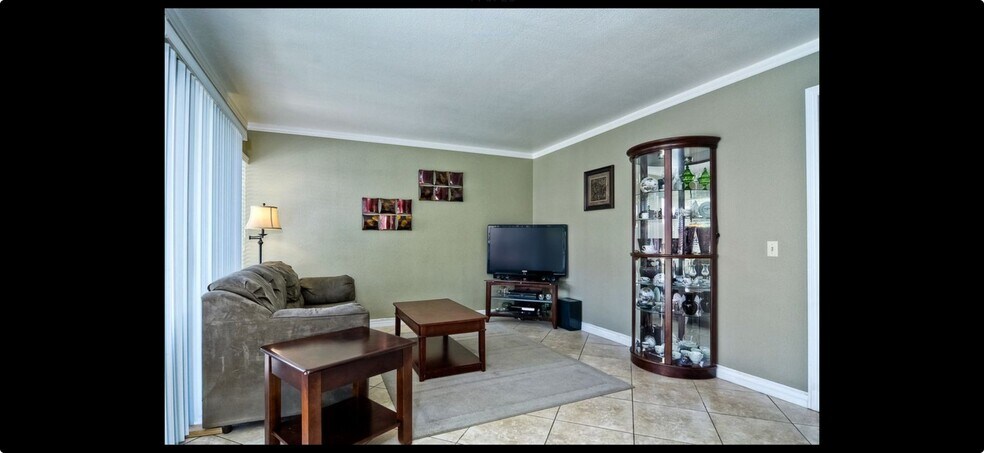 Building Photo - 817 Southshore Dr