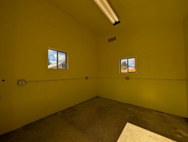 Building Photo - Great 3-Bedroom, 1-Bath Home - Centennial ...