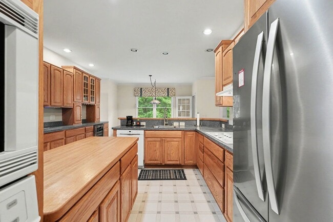 Building Photo - Ultimate Aviation Estate: Luxury 1-Level Living on 5+ Acres Near Downtown Fredericksburg