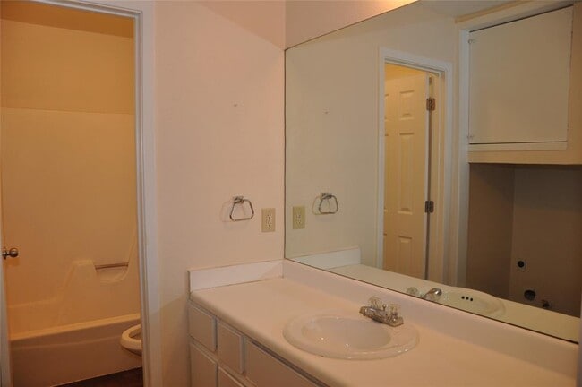 Building Photo - 10810 Topperwein Dr