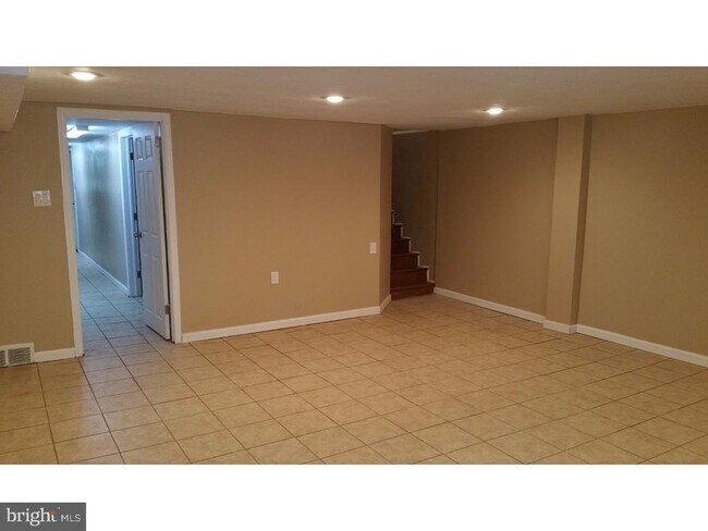 Building Photo - 9960 Woodfern Rd