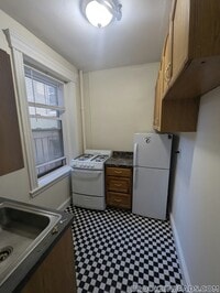 Building Photo - 364 Riverway