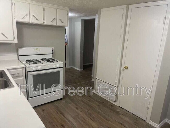 Building Photo - 405 S Maple St