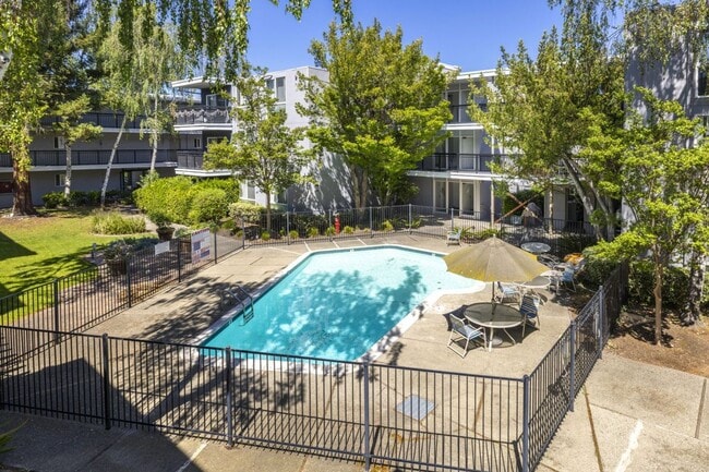 Building Photo - Conveniently Located, Furnished 1 Bed, 1 Bath Condo w/ Updated Kitchen & Bathroom