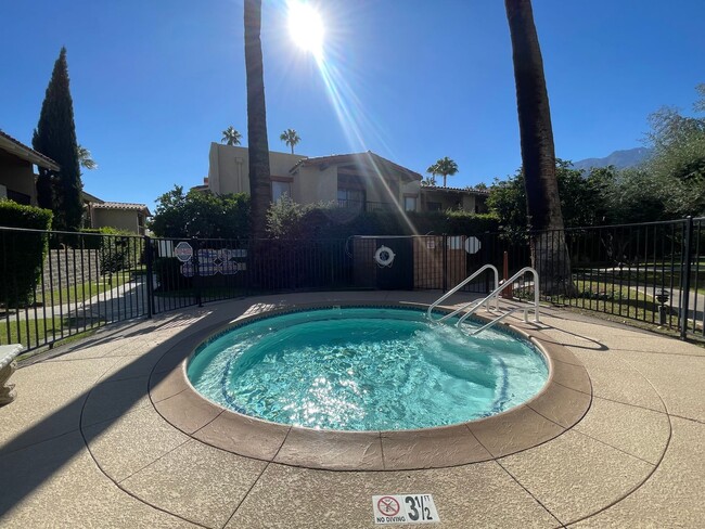 Building Photo - AVAILABLE NOW! 2 Bed 2 Bath Condo in Palm ...