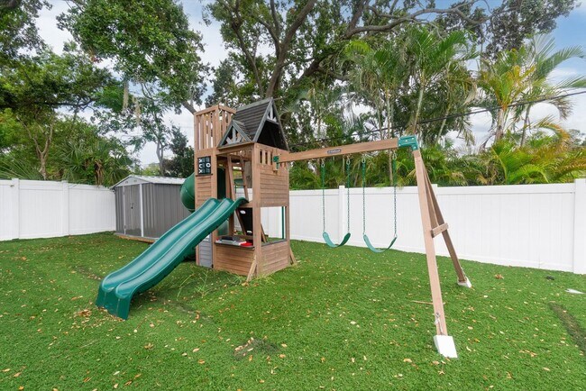 Building Photo - Updated 3-Bedroom in Clearwater. Minutes from Clearwater Beach!