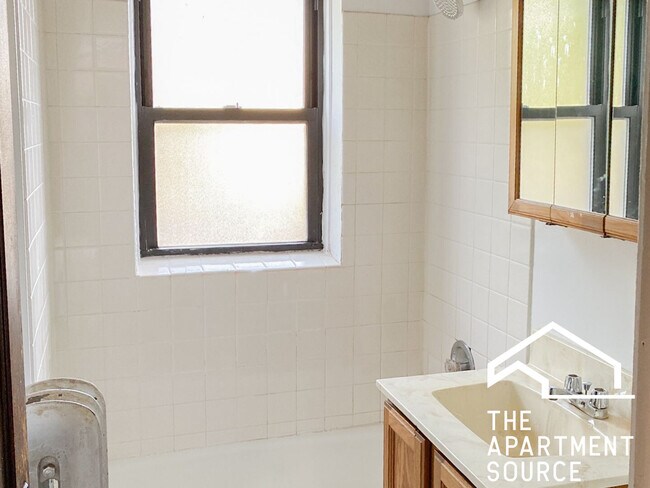 Building Photo - 1448 W Cornelia Ave