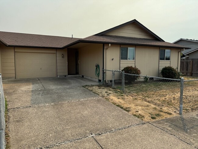 Primary Photo - Updated 2 bed 1 bath duplex in Springfield!