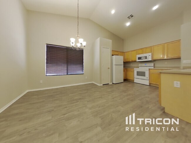 Building Photo - 3921 N 125th Dr