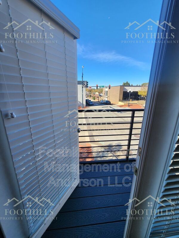 Building Photo - 214 N Main St