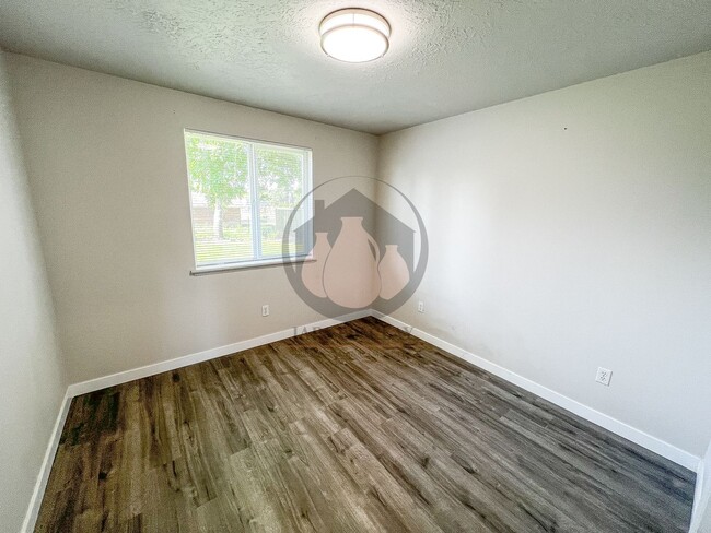 Building Photo - Updated Single Level Home