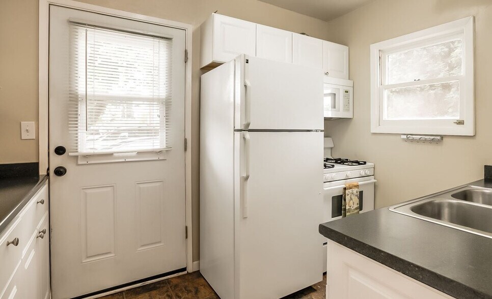 Kitchen - 353 Southwest B Avenue