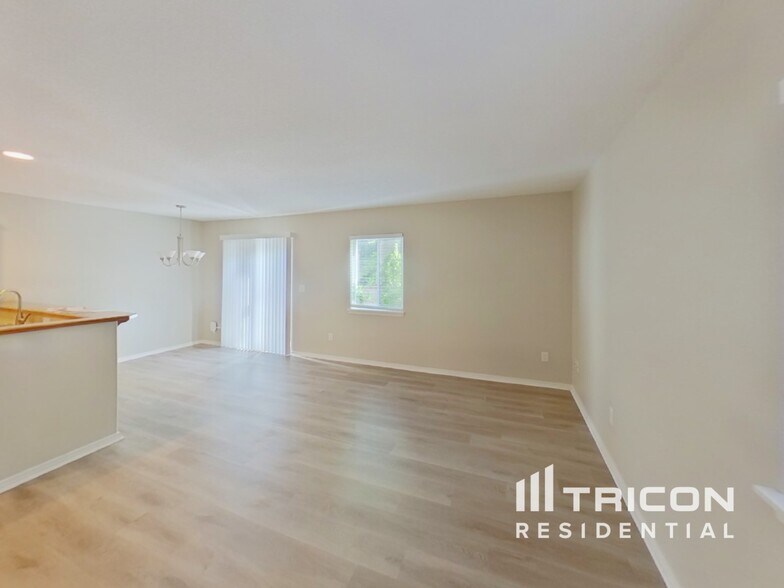 Building Photo - 1811 NE 89th Cir