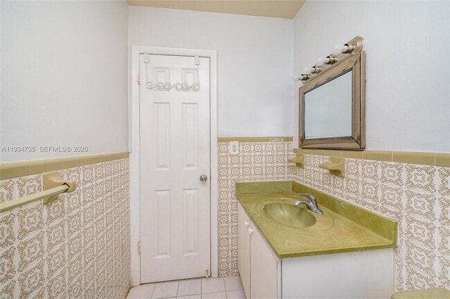 Building Photo - 201 NW 34th Ave