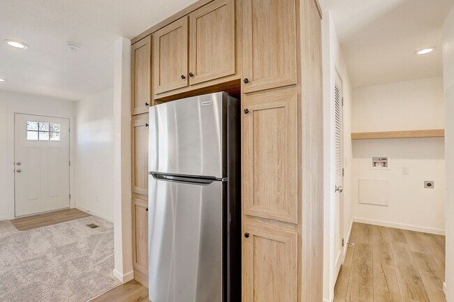 Building Photo - 6 Lapin St